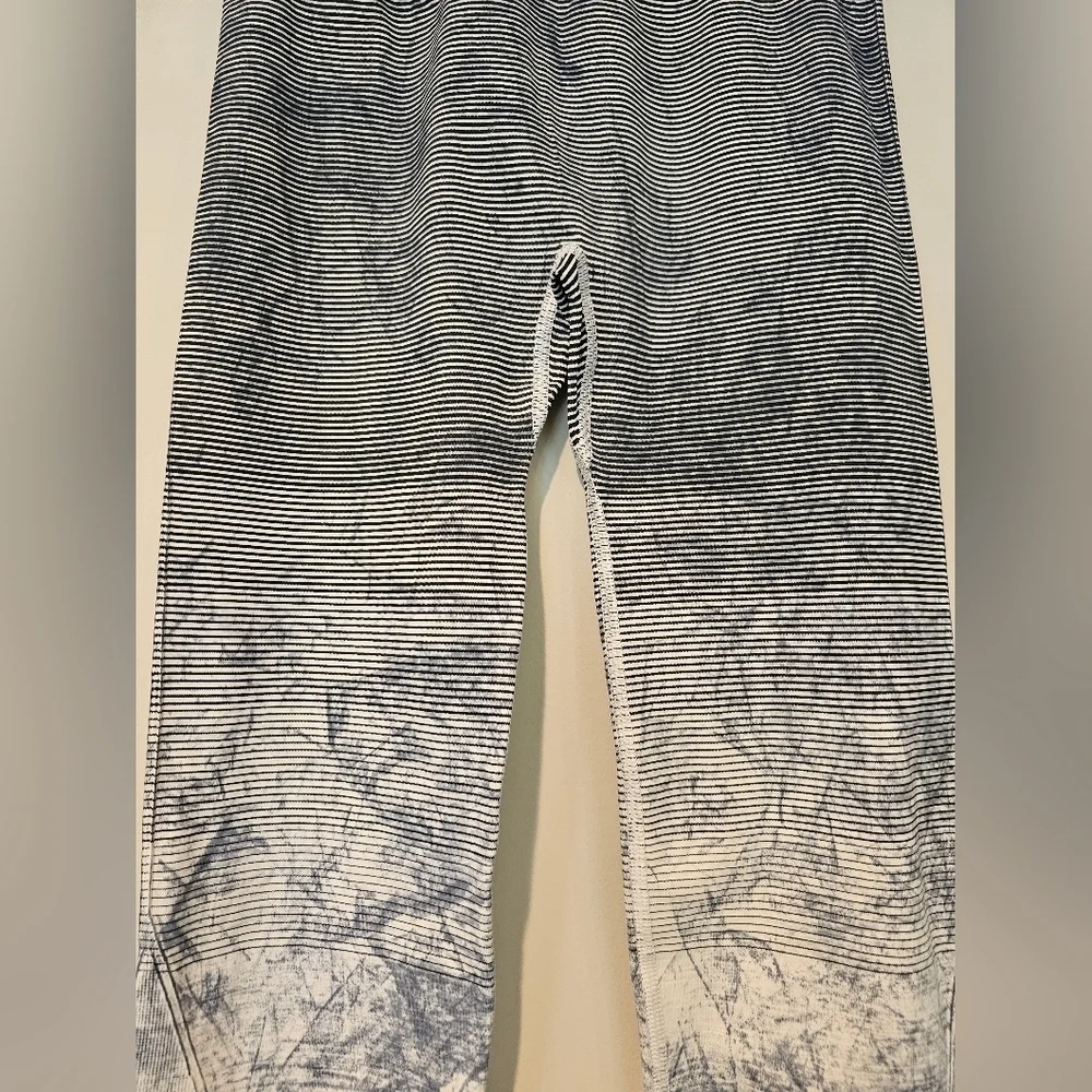 Lululemon Size 4 Ebb To Train Tight Luna Blue Black White Wash Cropped Leggings - Picture 6 of 12
